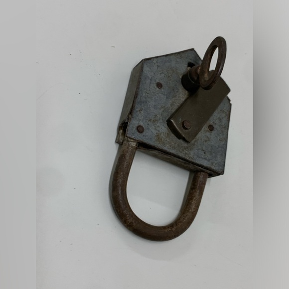 Vintage Angular Metal Heavy Duty Functional Padlock w/ Key - Picture 15 of 16
